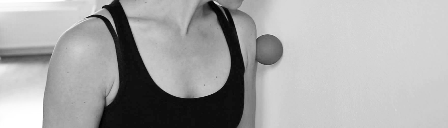 Oefentherapie Bolsward triggerpoints behandelen met massagebal schouderspieren